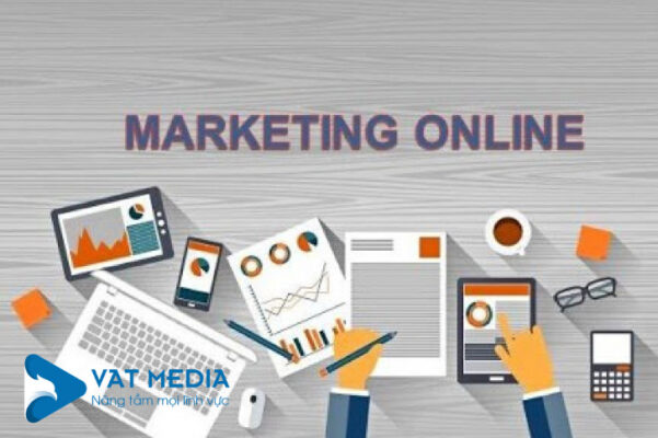 Marketing là quá trình nghiên cứu, quảng bá, và tạo lập mối quan hệ giữa doanh nghiệp và khách hàng thông qua các hoạt động nhằm tối ưu hóa giá trị giao dịch. Điều này bao gồm việc nắm bắt nhu cầu của khách hàng, phát triển sản phẩm hoặc dịch vụ phù hợp, xác định các phương thức tiếp cận khách hàng, và tạo ra chiến lược quảng cáo hiệu quả.